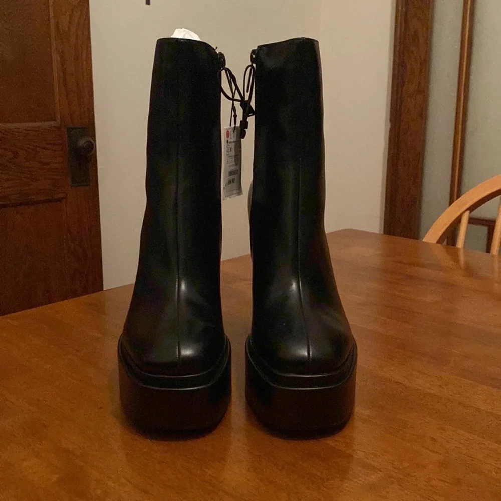 Brand new boots, selling because size is too big for me - Picture 2 of 4